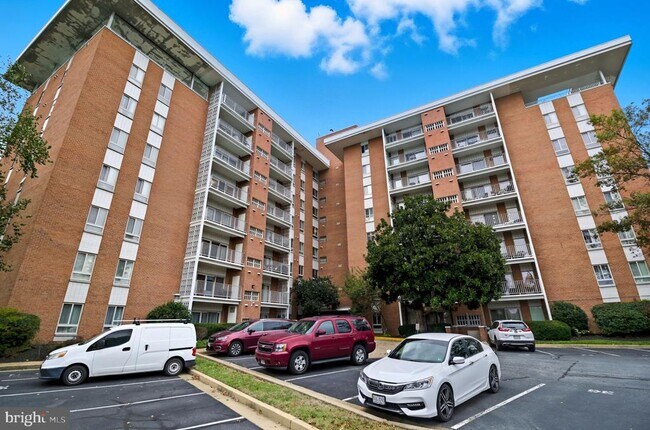 Building Photo - 5250 Valley Forge Dr