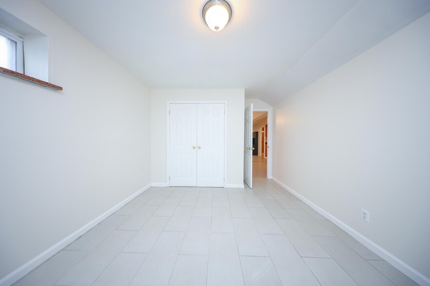 Building Photo - 569 Putnam Ave