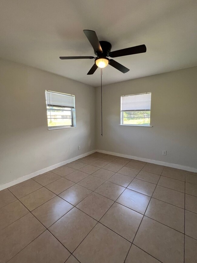 Building Photo - 2/1 Duplex