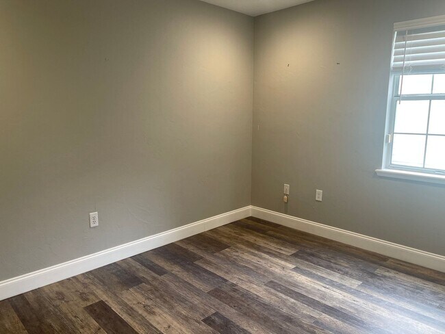 Building Photo - Great Location and No Lawn Work!