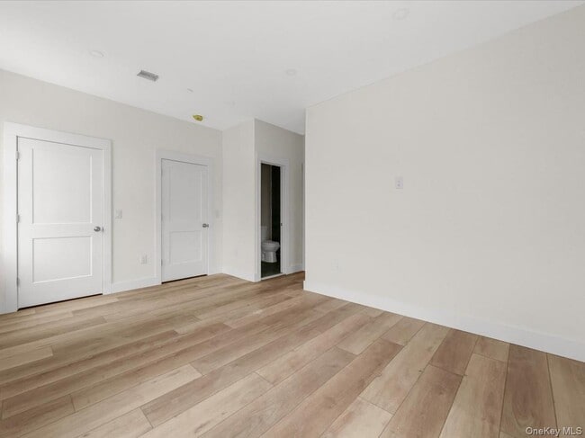 Building Photo - 910 E 226th St