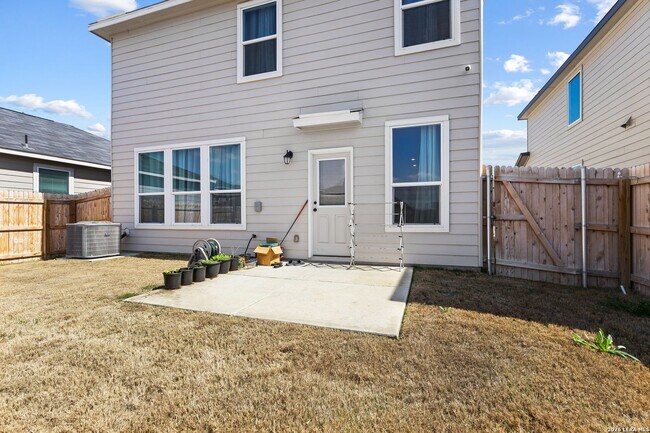 Building Photo - Charming Home Awaits: Spacious & Modern Living in a Prime Location