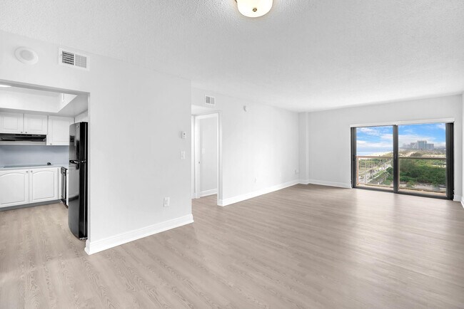 Building Photo - 100 Kings Point Dr