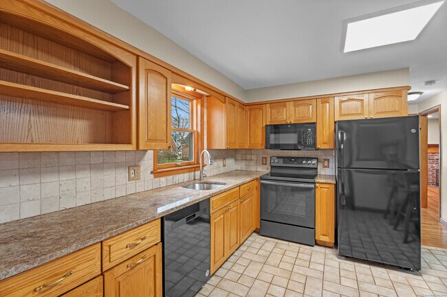 Building Photo - 62 Brookside Ave E