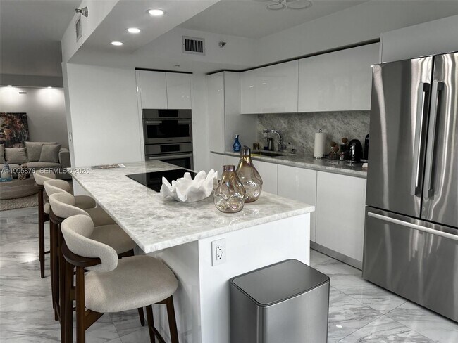 Building Photo - 19195 NE 36th Pl