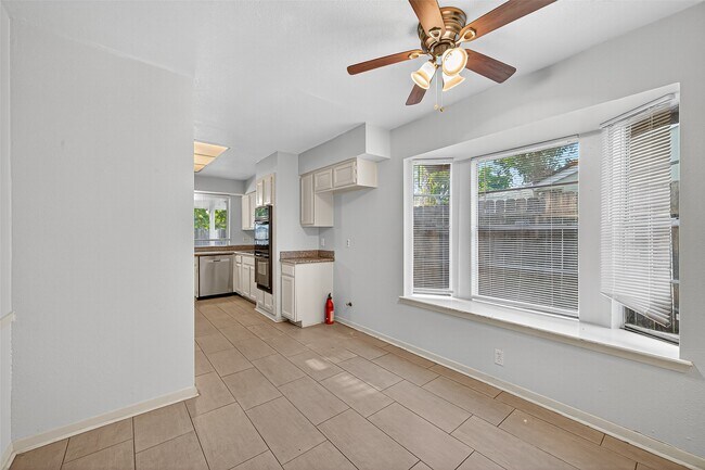 Building Photo - 3906 Glen Cove Cir