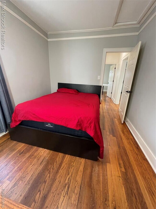 Building Photo - 808 Laprairie St