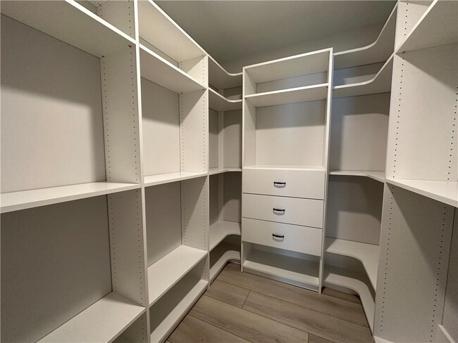 Building Photo - 536 Cresentry Brook