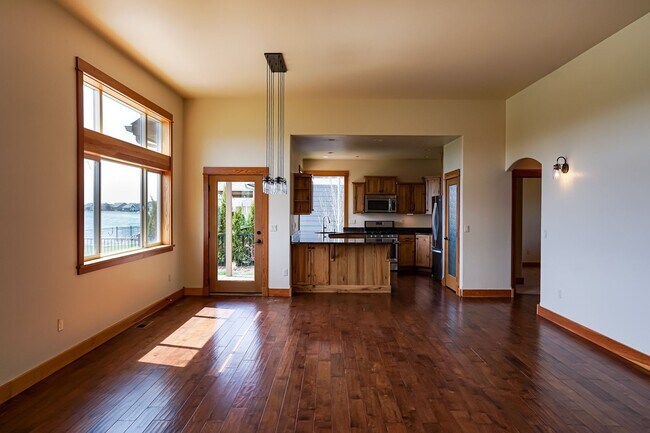 Building Photo - One Month's Free Rent