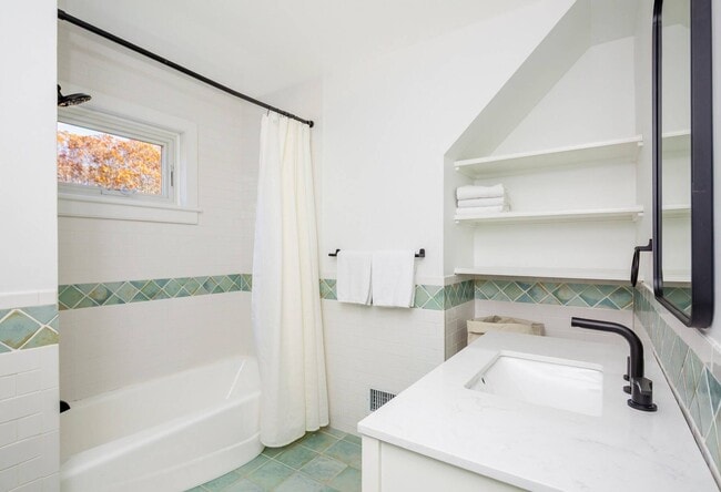 Building Photo - 212 Meadows W