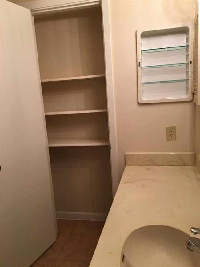 Building Photo - WATER, GAS & TRASH INCLUDED WITH RENT!