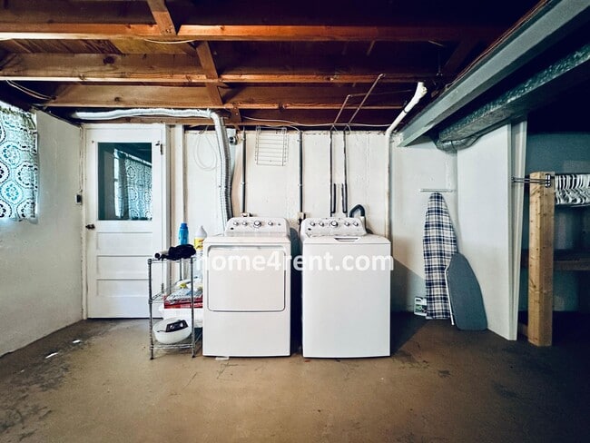 Building Photo - Beautiful Hardwoods w Fenced-in Yard!