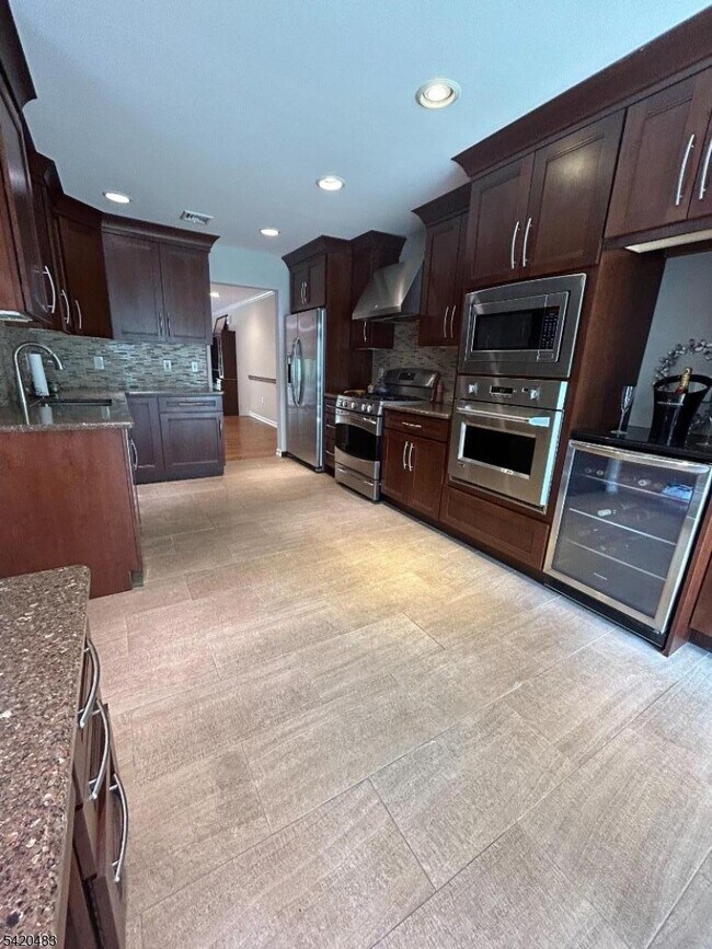 Building Photo - 220 Butternut Dr