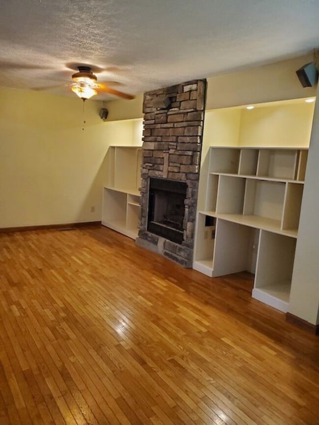 Building Photo - Adorable 3BR 1BA Home w/ Laundry near Sycamore Twp  3BR SFR • Stainless Appliances • Large Yard i...