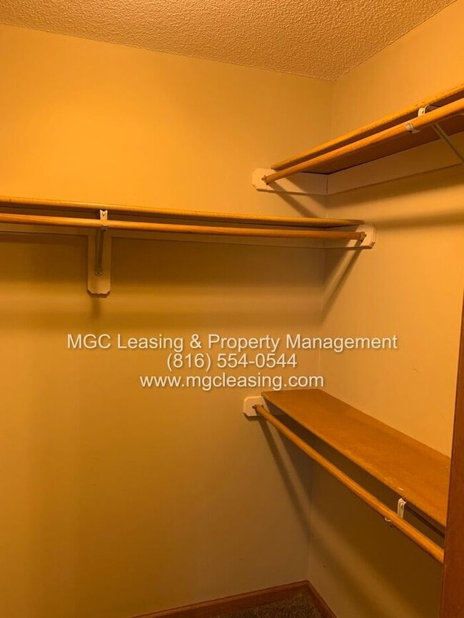 Building Photo - A Bright, Comfortable Split-Level Home in a Convenient Raymore Location - Available April 24