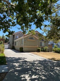 Building Photo - Spacious updated home with 3 downstairs be...