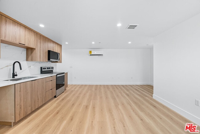 Building Photo - 3207 W 18th St