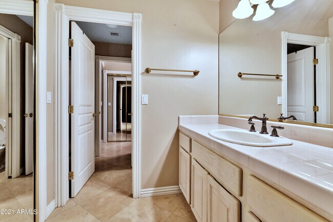 Building Photo - 1101 E Brook Hollow Dr