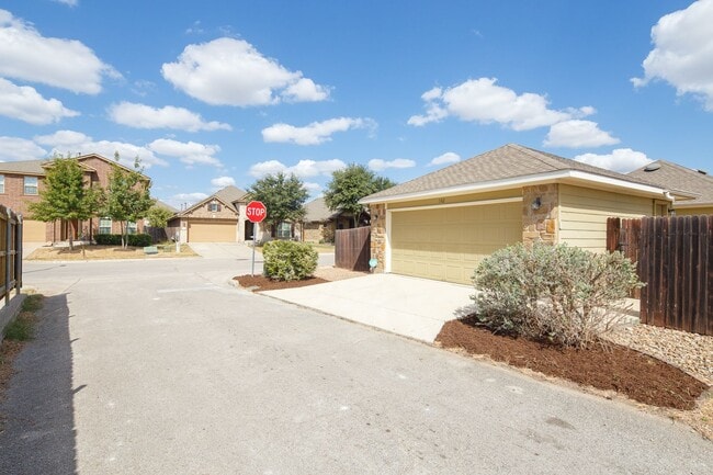 Building Photo - NOW 3 BEDROOM HOME LOCATED IN SAN MARCOS, TX!