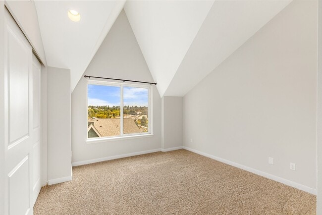 Building Photo - 2 Bedroom 2 Bath Townhouse 2 Car Garage S ...