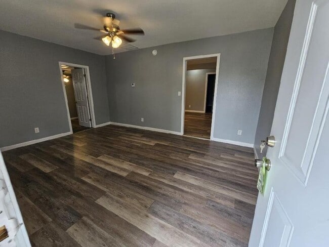 Building Photo - 541 E Seminole Pl