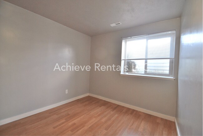 Building Photo - 564 800 E