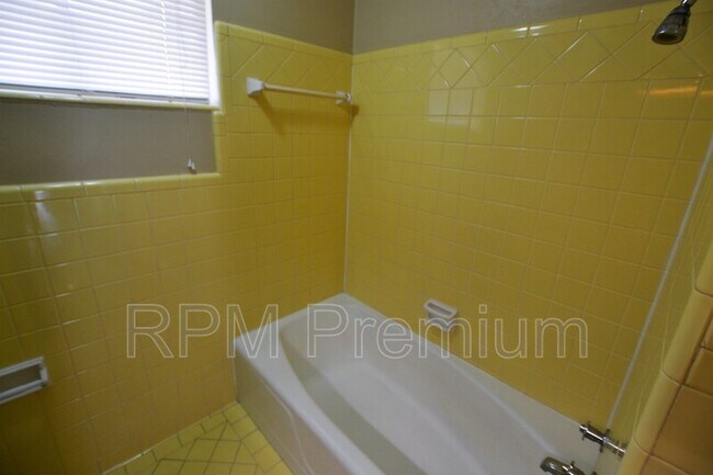 Building Photo - 8255 Queenswood Ct