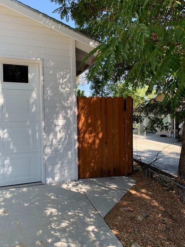 Building Photo - Studio