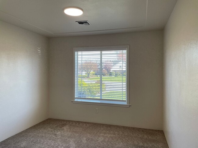 Building Photo - Stunning 3 Bedroom 2 Bath Home- Located in Friendly Central Point-Over 1600 Sq. Ft.