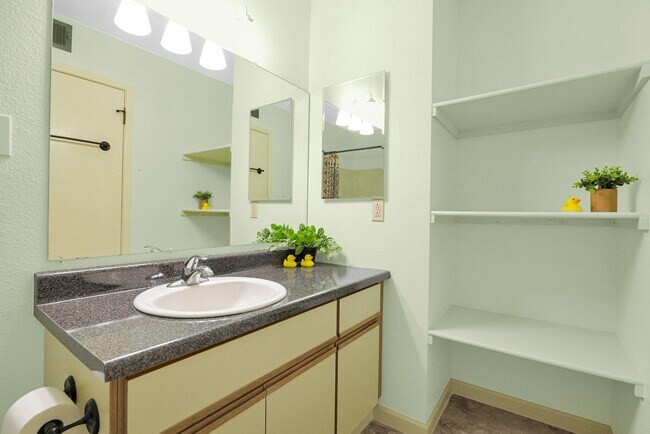 Full Bath - 1935 W Morten Ave