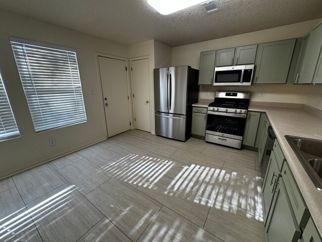 Building Photo - Great 3BR Home Near Cottonwood Mall!!