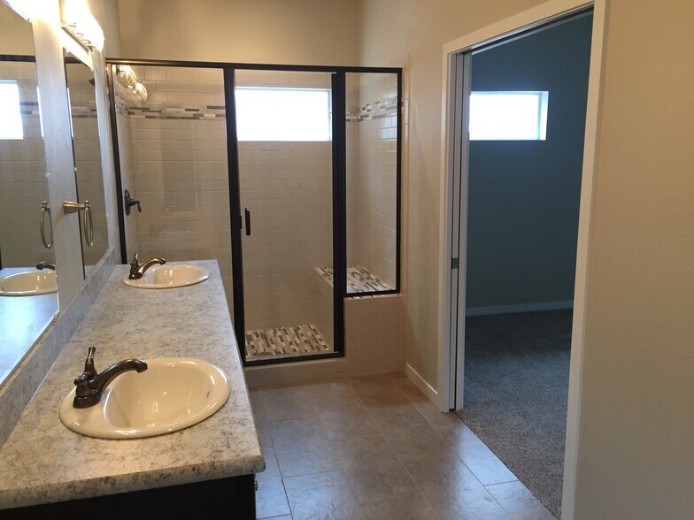 Building Photo - 726 Edgewood Pl