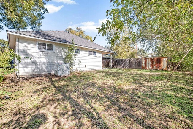 Building Photo - 409 E Austin Ave