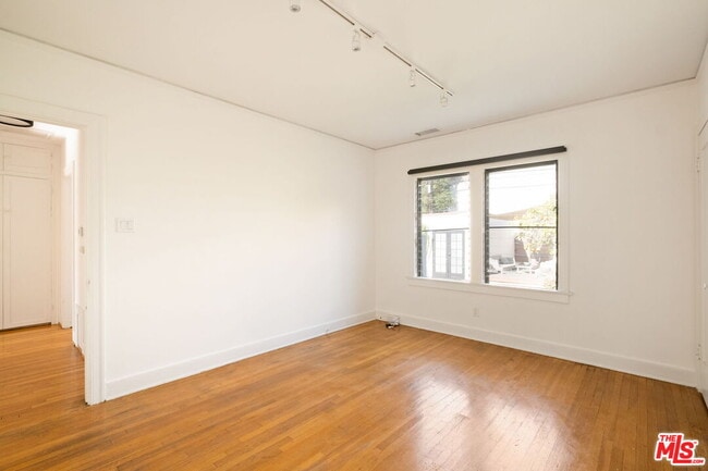 Building Photo - 813 N Orange Grove Ave