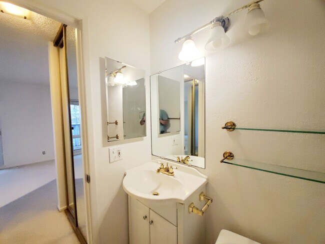 Building Photo - Top floor studio with large patio & greenb...