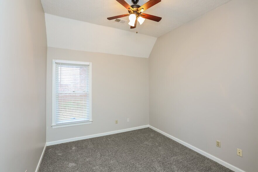 Building Photo - 8633 Meadow Green Dr