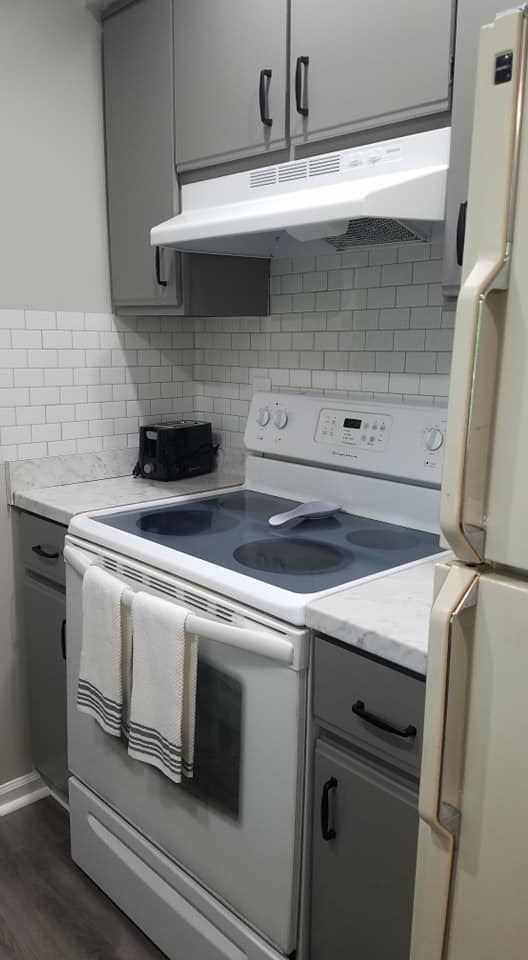 Fully stocked kitchen - 136 Cambridge Ave W