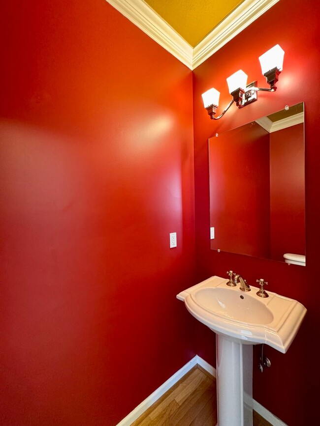 Building Photo - End Unit Townhome for Rent in Taylor Springs