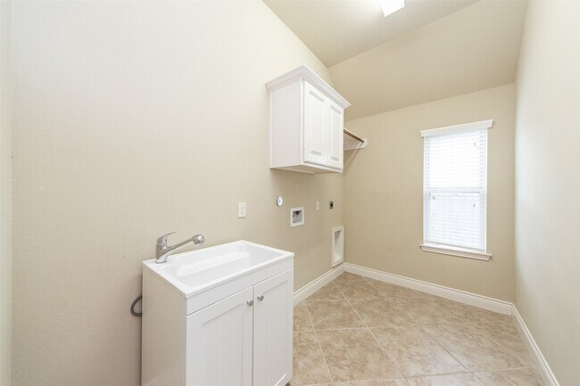 Building Photo - 27106 Cross Pointe Ct