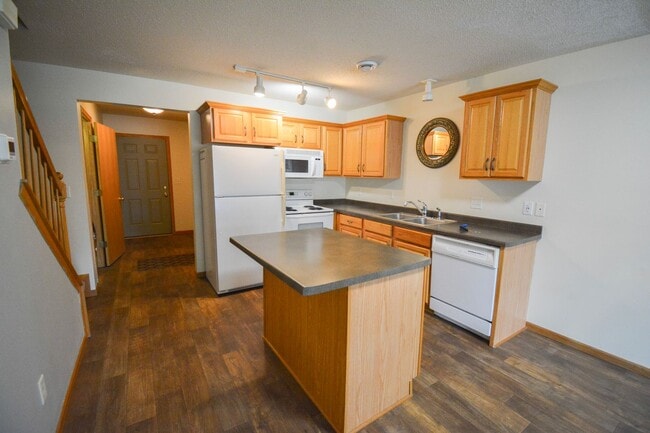 Building Photo - Spacious 2-story townhouse with extra garage space available!