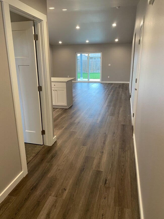 Building Photo - 3 Bedroom Home, Park Orchard Service Area