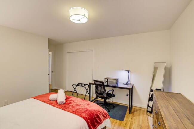 Building Photo - 672 Baden Ave