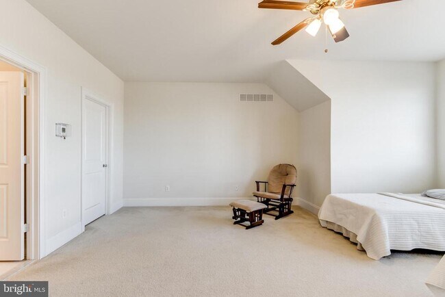 Building Photo - 18830 Bethpage Dr