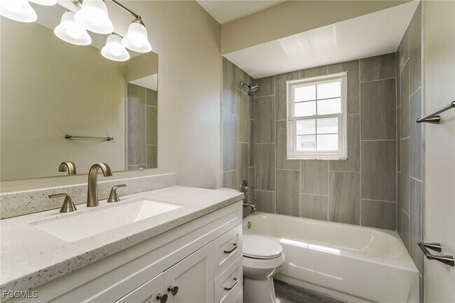 Building Photo - 1411 SE 17th Terrace