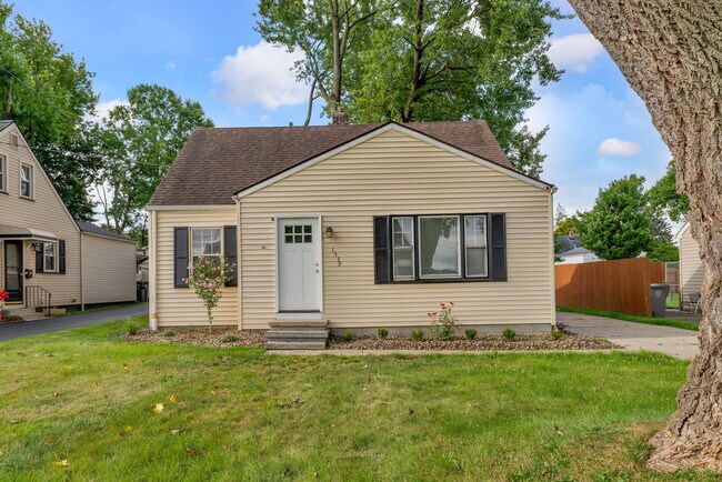 Building Photo - 1539 Weston Ave