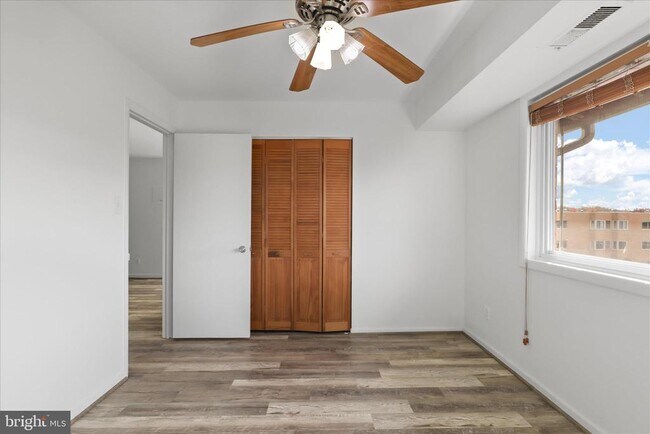 Building Photo - 214 Locust St SE