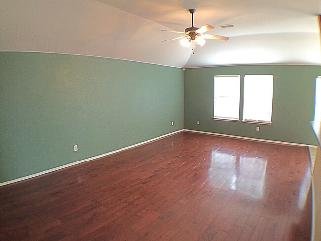 Building Photo - 3 Bedroom 2 Bath Gem In Crowley