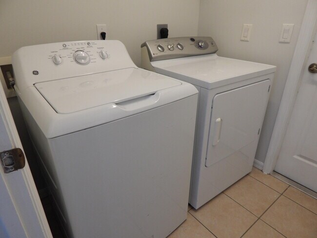 Building Photo - 132 SW Elderberry Dr