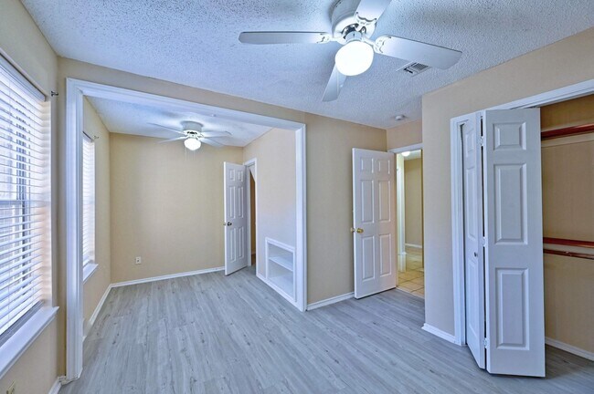 Building Photo - 9127 Kirkleigh Ln