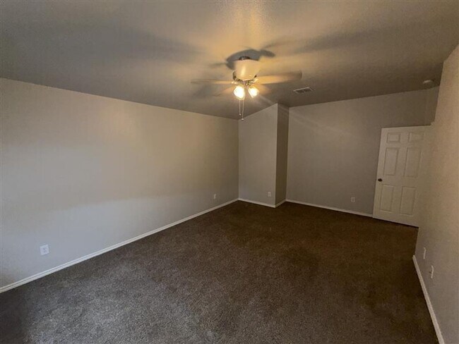 Building Photo - Large 4 bedroom / 2.5 bathroom home in Alamo Ranch